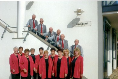 Singen beim Weihnachtsbaum