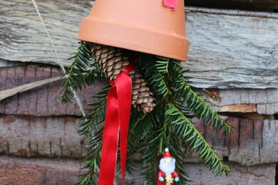 "Weihnachtsglocke" an der Blockhütte