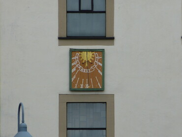 Die Sonnenuhr am Kirchturm in Auenstein