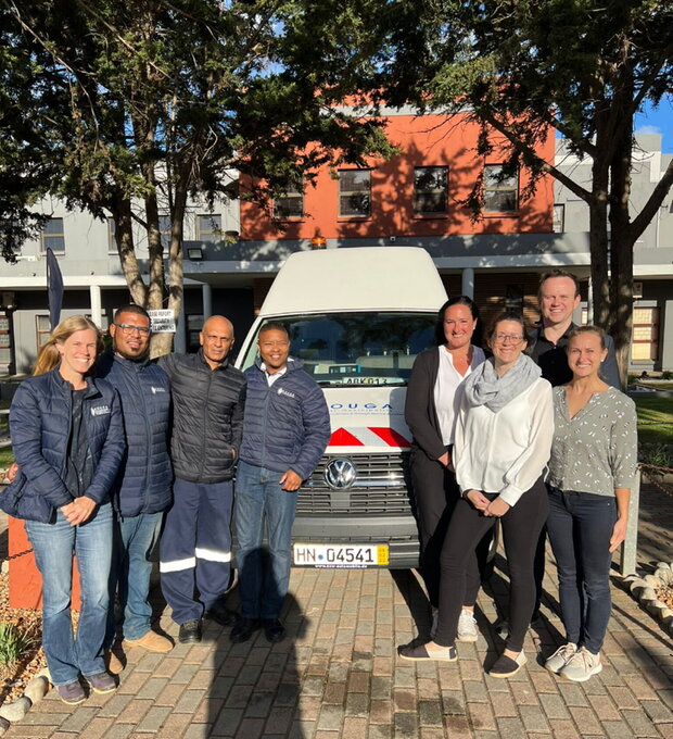 Fahrzeugübergabe in Kouga (Projekt: Nakopa) (v.l.): Anna Hörlein (GIZ), Benedict Hill, Magendran Moodley und Naython Korkee aus Kouga, sowie die Ilsfelder Delegation mit Marlene Luft, Diana Schlosser, Bürgermeister Bernd Bordon und Laura Kunz.